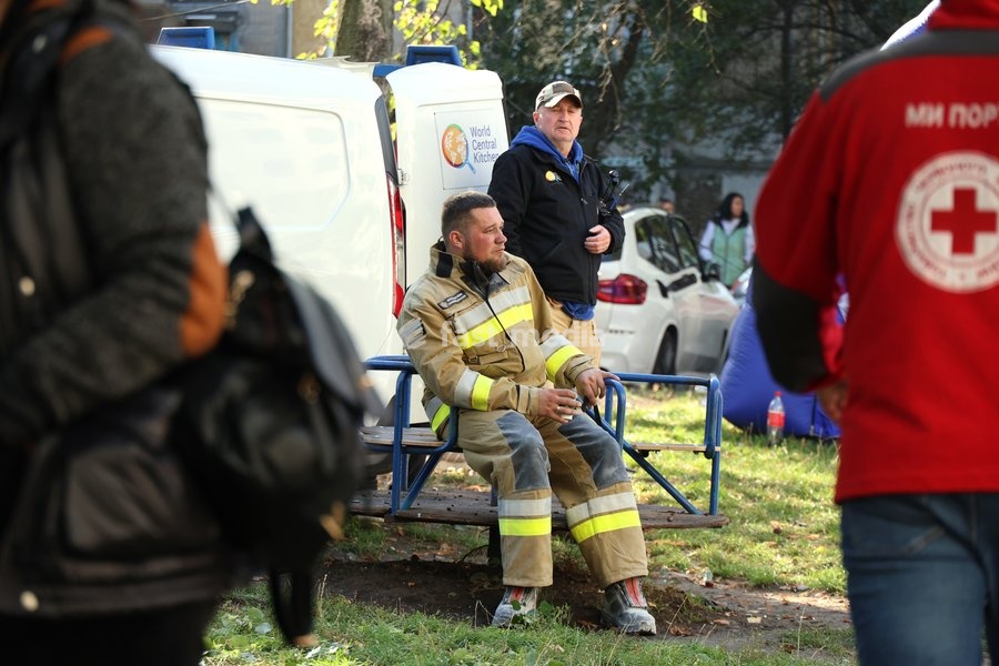 A rescuer at the site of a Russian glide bomb strike on a multi-storey residential building in Kharkiv, Ukraine, on September 28, 2026. Russian forces launched glide bomb strikes on the Kyivskyi and Saltivskyi districts of Kharkiv, with one bomb hitting the apartment building. More than 35 people,…
