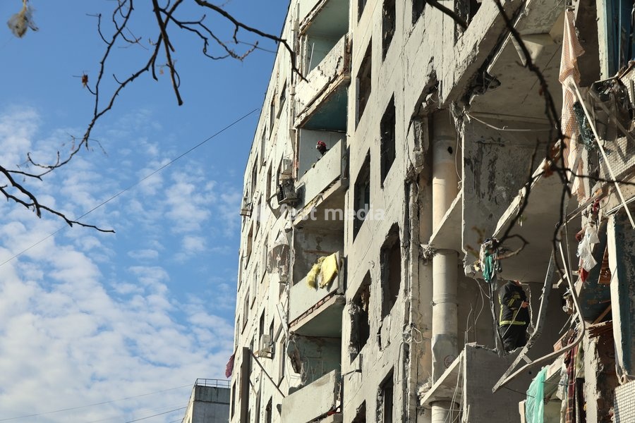 A multi-storey residential building damaged by a Russian glide bomb strike in Kharkiv, Ukraine, on September 28, 2026. Russian forces launched glide bomb strikes on the Kyivskyi and Saltivskyi districts of Kharkiv, with one bomb hitting the apartment building. More than 35 people, including…