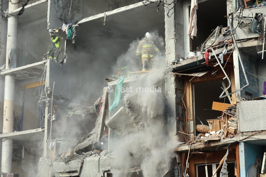 Rescuers work to deal with the aftermath of a Russian glide bomb strike on a multi-storey residential building in Kharkiv, Ukraine, on September 28, 2026. Russian forces launched glide bomb strikes on the Kyivskyi and Saltivskyi districts of Kharkiv, with one bomb hitting the apartment building.…