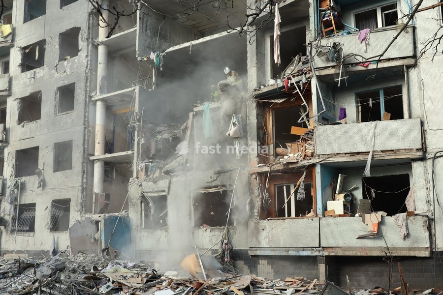 Rescuers work to deal with the aftermath of a Russian glide bomb strike on a multi-storey residential building in Kharkiv, Ukraine, on September 28, 2026. Russian forces launched glide bomb strikes on the Kyivskyi and Saltivskyi districts of Kharkiv, with one bomb hitting the apartment building.…