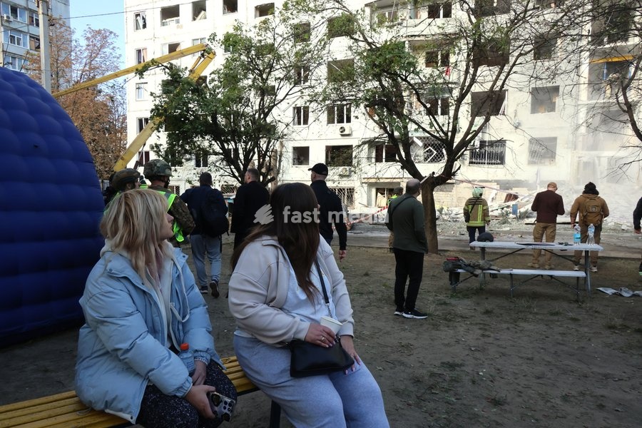 Local residents watch as rescuers deal with the aftermath of a Russian glide bomb strike on a multi-storey residential building in Kharkiv, Ukraine, on September 28, 2026. Russian forces launched glide bomb strikes on the Kyivskyi and Saltivskyi districts of Kharkiv, with one bomb hitting the…