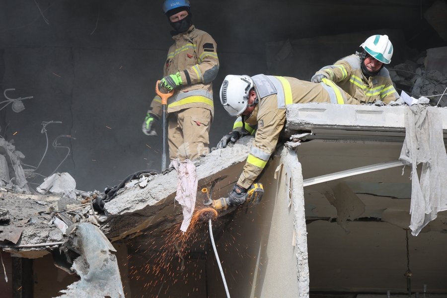 Rescuers work to deal with the aftermath of a Russian glide bomb strike on a multi-storey residential building in Kharkiv, Ukraine, on September 28, 2026. Russian forces launched glide bomb strikes on the Kyivskyi and Saltivskyi districts of Kharkiv, with one bomb hitting the apartment building.…