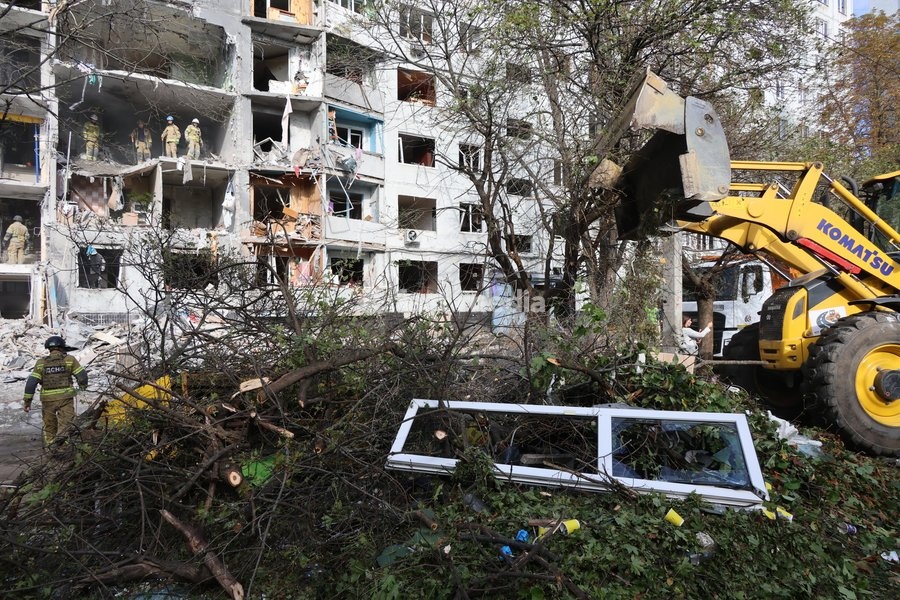 Rescuers work to deal with the aftermath of a Russian glide bomb strike on a multi-storey residential building in Kharkiv, Ukraine, on September 28, 2026. Russian forces launched glide bomb strikes on the Kyivskyi and Saltivskyi districts of Kharkiv, with one bomb hitting the apartment building.…