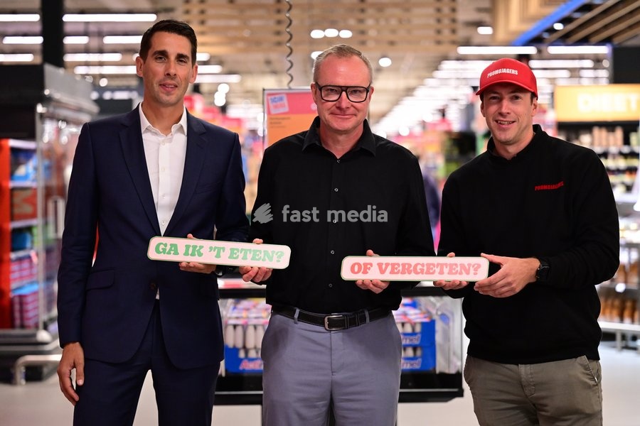 ATTENTION EDITORS - FOCUS COVERAGE - DISTRIBUTION REQUESTED TO BELGA Yannick de Bièvre of Carrefour, Werner Annaert of OVAM and Gunther Devisch of Promojagers pictured during the launch of the 'Ga ik 't eten of vergeten?' - (Will I eat it or forget it?) campaign by OVAM and De Kostwinners, Tuesday…