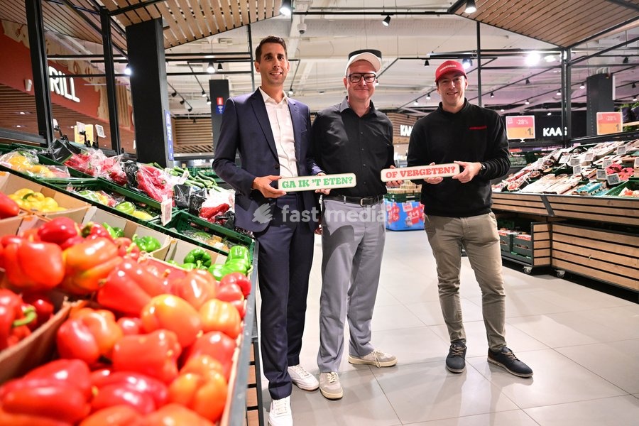 ATTENTION EDITORS - FOCUS COVERAGE - DISTRIBUTION REQUESTED TO BELGA Yannick de Bièvre of Carrefour, Werner Annaert of OVAM and Gunther Devisch of Promojagers pictured during the launch of the 'Ga ik 't eten of vergeten?' - (Will I eat it or forget it?) campaign by OVAM and De Kostwinners, Tuesday…