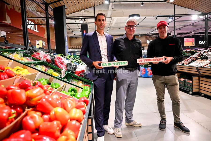 ATTENTION EDITORS - FOCUS COVERAGE - DISTRIBUTION REQUESTED TO BELGA Yannick de Bièvre of Carrefour, Werner Annaert of Ovam, Gunther Devisch of Promojagers pictured during the launch of the 'Ga ik 't eten of vergeten?' - (Will I eat it or forget it?) campaign by OVAM and De Kostwinners, Tuesday 29…