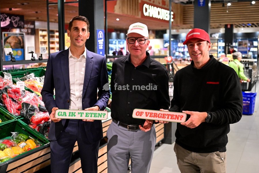 ATTENTION EDITORS - FOCUS COVERAGE - DISTRIBUTION REQUESTED TO BELGA Yannick de Bièvre of Carrefour, Werner Annaert of Ovam, Gunther Devisch of Promojagers pictured during the launch of the 'Ga ik 't eten of vergeten?' - (Will I eat it or forget it?) campaign by OVAM and De Kostwinners, Tuesday 29…