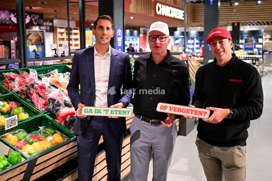 ATTENTION EDITORS - FOCUS COVERAGE - DISTRIBUTION REQUESTED TO BELGA Yannick de Bièvre of Carrefour, Werner Annaert of Ovam, Gunther Devisch of Promojagers pictured during the launch of the 'Ga ik 't eten of vergeten?' - (Will I eat it or forget it?) campaign by OVAM and De Kostwinners, Tuesday 29…