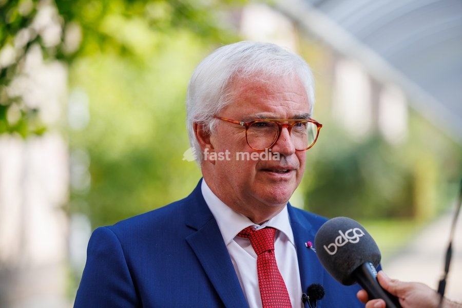 West-Flanders province governor Carl Decaluwe talks to the press during a visit to Agriton aronia berry farm in Mesen, on his final day as West-Flanders province governor on Tuesday 29 September 2026