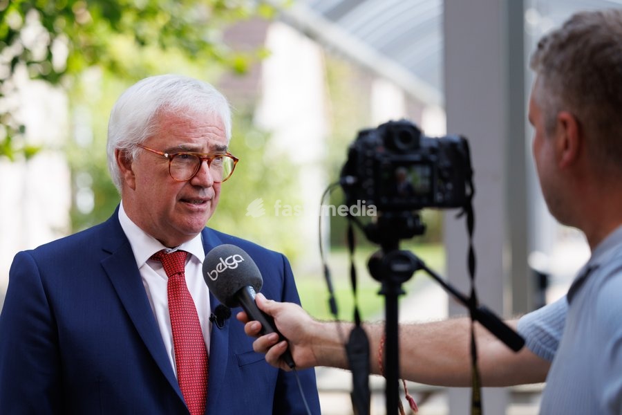 West-Flanders province governor Carl Decaluwe talks to the press during a visit to Agriton aronia berry farm in Mesen, on his final day as West-Flanders province governor on Tuesday 29 September 2026