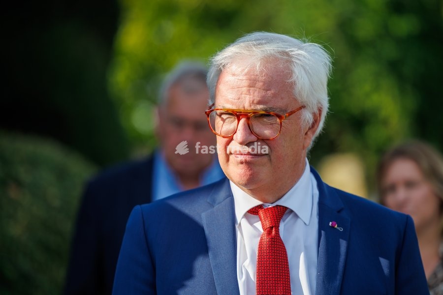West-Flanders province governor Carl Decaluwe talks to the press during a visit to Agriton aronia berry farm in Mesen, on his final day as West-Flanders province governor on Tuesday 29 September 2026