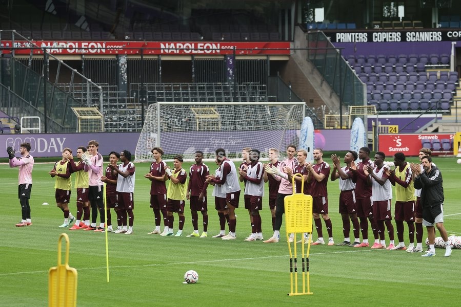 Anderlecht's players pictured during a fanday of Jupiler Pro League' first division club RSC Anderlecht with an open training, a team presentation and a signing session, in Anderlecht, Wednesday 30 September 2026