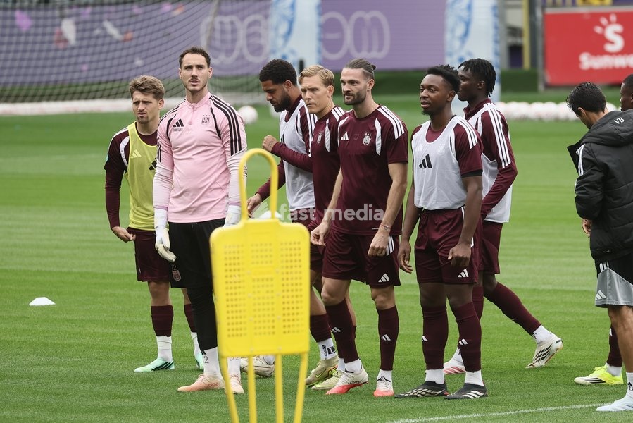 Anderlecht's players pictured during a fanday of Jupiler Pro League' first division club RSC Anderlecht with an open training, a team presentation and a signing session, in Anderlecht, Wednesday 30 September 2026