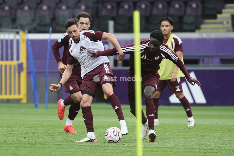 Anderlecht's players pictured during a training session ahead of a fanday of Jupiler Pro League' first division club RSC Anderlecht with an open training, a team presentation and a signing session, in Anderlecht, Wednesday 30 September 2026