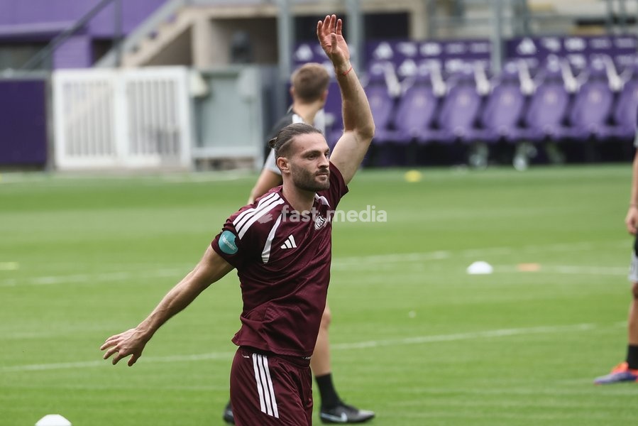 Anderlecht's Leo Petrot pictured during a fanday of Jupiler Pro League' first division club RSC Anderlecht with an open training, a team presentation and a signing session, in Anderlecht, Wednesday 30 September 2026
