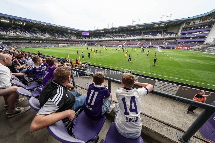 Anderlecht's supporters pictured during a fanday of Jupiler Pro League' first division club RSC Anderlecht with an open training, a team presentation and a signing session, in Anderlecht, Wednesday 30 September 2026
