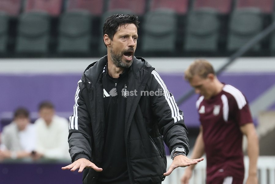 Anderlecht's head coach Vitor Bruno pictured during a training session ahead of a fanday of Jupiler Pro League' first division club RSC Anderlecht with an open training, a team presentation and a signing session, in Anderlecht, Wednesday 30 September 2026