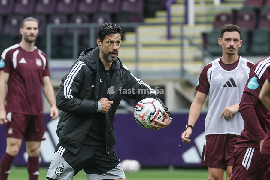 Anderlecht's head coach Vitor Bruno pictured during a training session ahead of a fanday of Jupiler Pro League' first division club RSC Anderlecht with an open training, a team presentation and a signing session, in Anderlecht, Wednesday 30 September 2026