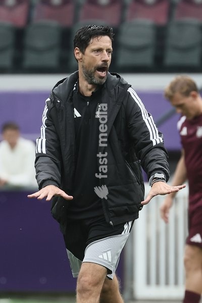 Anderlecht's head coach Vitor Bruno pictured during a training session ahead of a fanday of Jupiler Pro League' first division club RSC Anderlecht with an open training, a team presentation and a signing session, in Anderlecht, Wednesday 30 September 2026