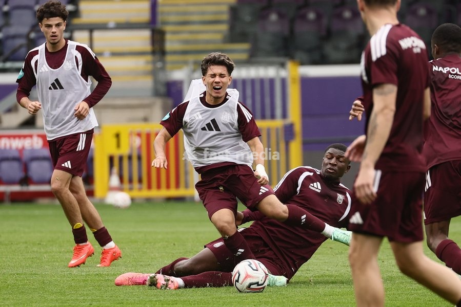 Enzo Sternal and Anderlecht's Zoumana Keita fight for the ball during a training session ahead of a fanday of Jupiler Pro League' first division club RSC Anderlecht with an open training, a team presentation and a signing session, in Anderlecht, Wednesday 30 September 2026