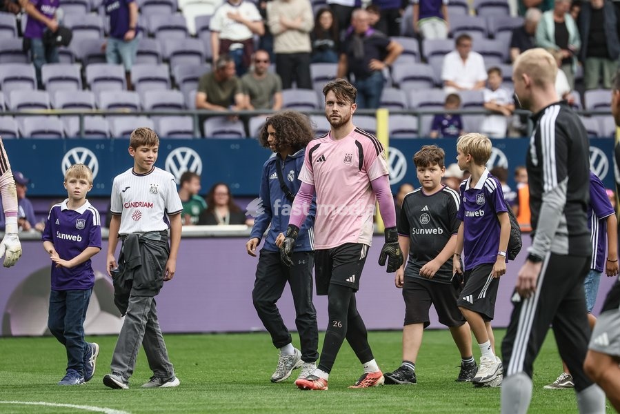 Anderlecht's goalkeeper Colin Coosemans pictured during a fanday of Jupiler Pro League' first division club RSC Anderlecht with an open training, a team presentation and a signing session, in Anderlecht, Wednesday 30 September 2026