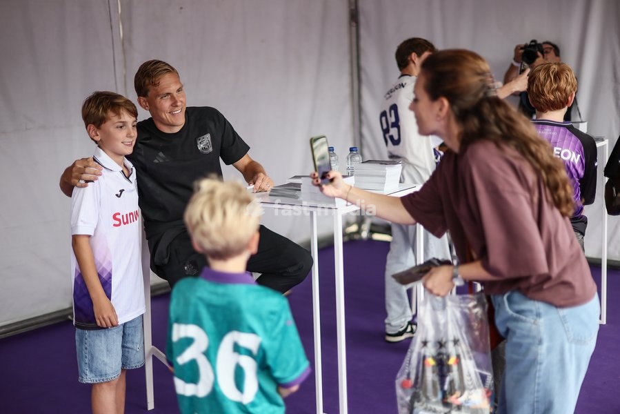 Anderlecht's Ludwig Augustinsson poses for a selfie picture with a fan, at a fanday of Jupiler Pro League' first division club RSC Anderlecht with an open training, a team presentation and a signing session, in Anderlecht, Wednesday 30 September 2026