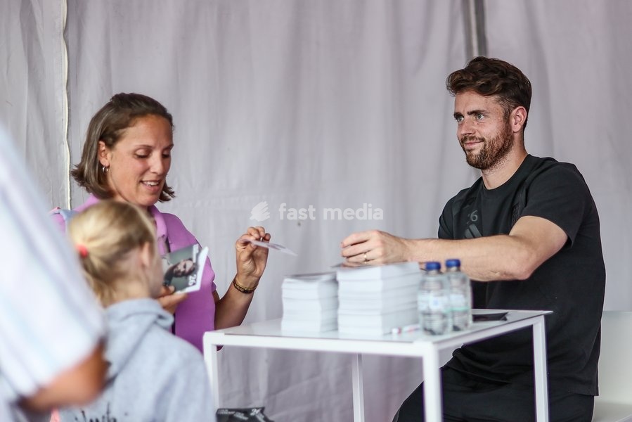 Anderlecht's goalkeeper Colin Coosemans signs an autograph during a fanday of Jupiler Pro League' first division club RSC Anderlecht with an open training, a team presentation and a signing session, in Anderlecht, Wednesday 30 September 2026