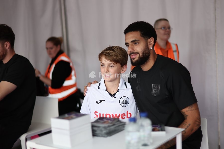 Anderlecht's Andrew Omobamidele poses for a selfie picture with a fan, at a fanday of Jupiler Pro League' first division club RSC Anderlecht with an open training, a team presentation and a signing session, in Anderlecht, Wednesday 30 September 2026