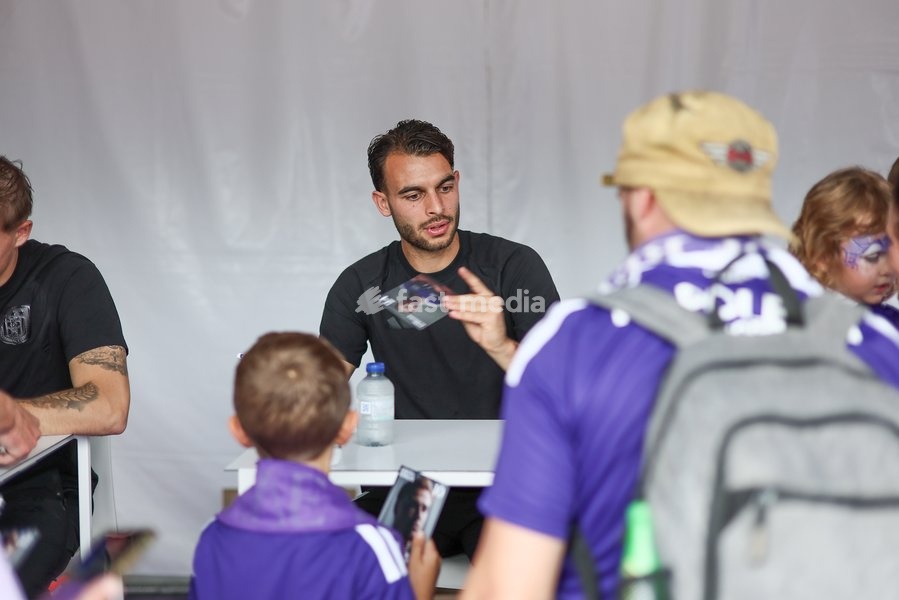 Anderlecht's Enric Llansana signs an autograph during a fanday of Jupiler Pro League' first division club RSC Anderlecht with an open training, a team presentation and a signing session, in Anderlecht, Wednesday 30 September 2026