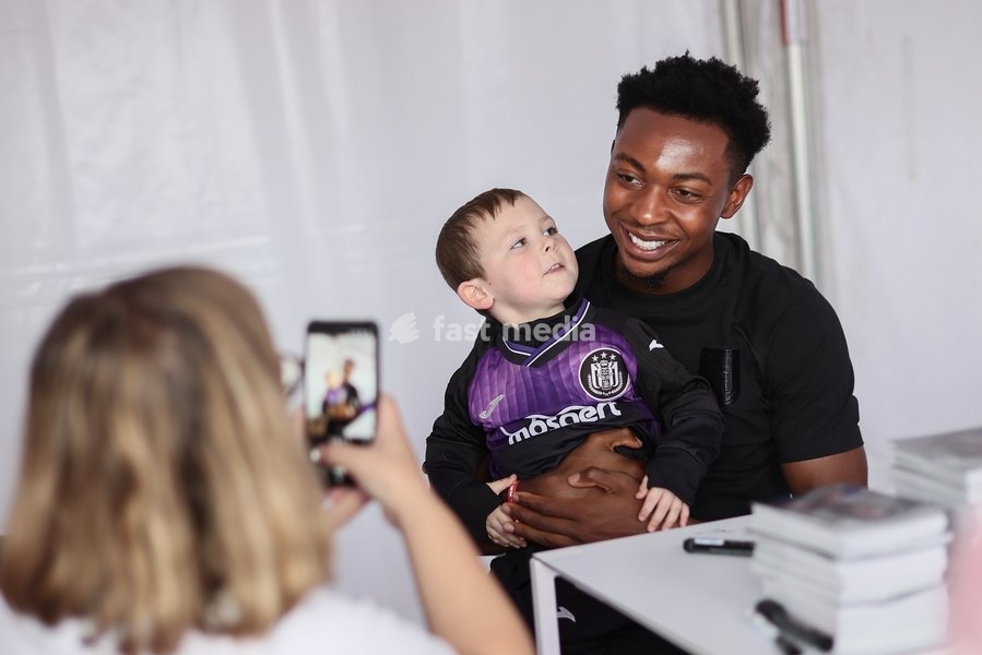 Anderlecht's Marco Kana poses for a selfie picture with a fan, at a fanday of Jupiler Pro League' first division club RSC Anderlecht with an open training, a team presentation and a signing session, in Anderlecht, Wednesday 30 September 2026