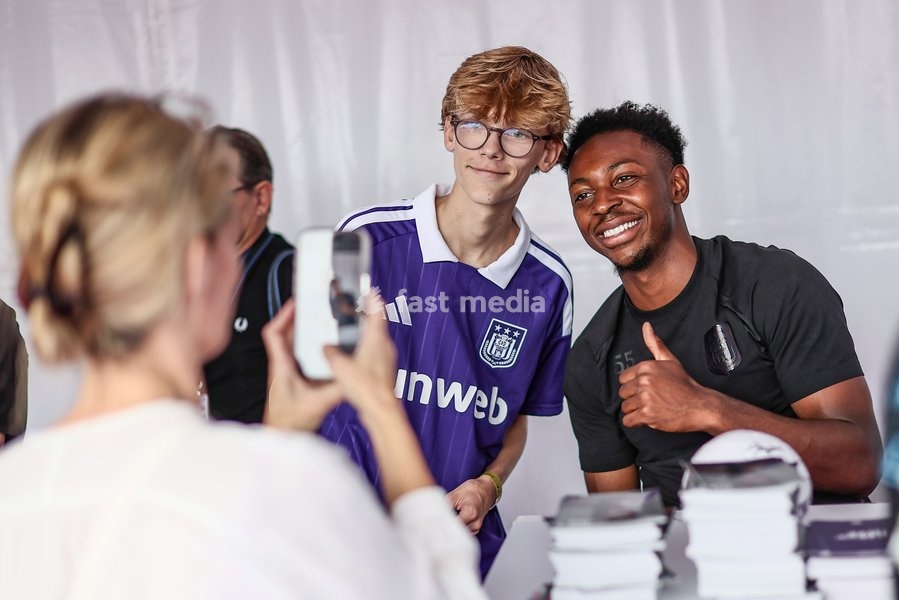 Anderlecht's Marco Kana poses for a selfie picture with a fan, at a fanday of Jupiler Pro League' first division club RSC Anderlecht with an open training, a team presentation and a signing session, in Anderlecht, Wednesday 30 September 2026