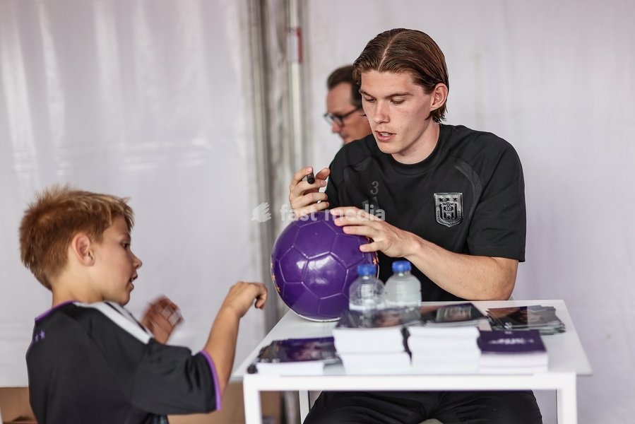 Anderlecht's Lucas Hey signs autographs during a fanday of Jupiler Pro League' first division club RSC Anderlecht with an open training, a team presentation and a signing session, in Anderlecht, Wednesday 30 September 2026