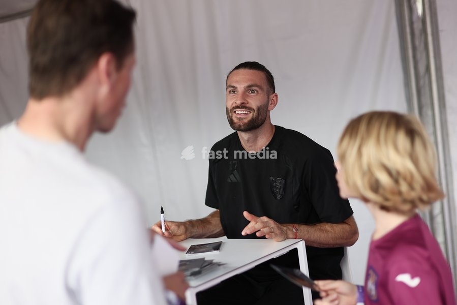 Anderlecht's Leo Petrot pictured during a fanday of Jupiler Pro League' first division club RSC Anderlecht with an open training, a team presentation and a signing session, in Anderlecht, Wednesday 30 September 2026