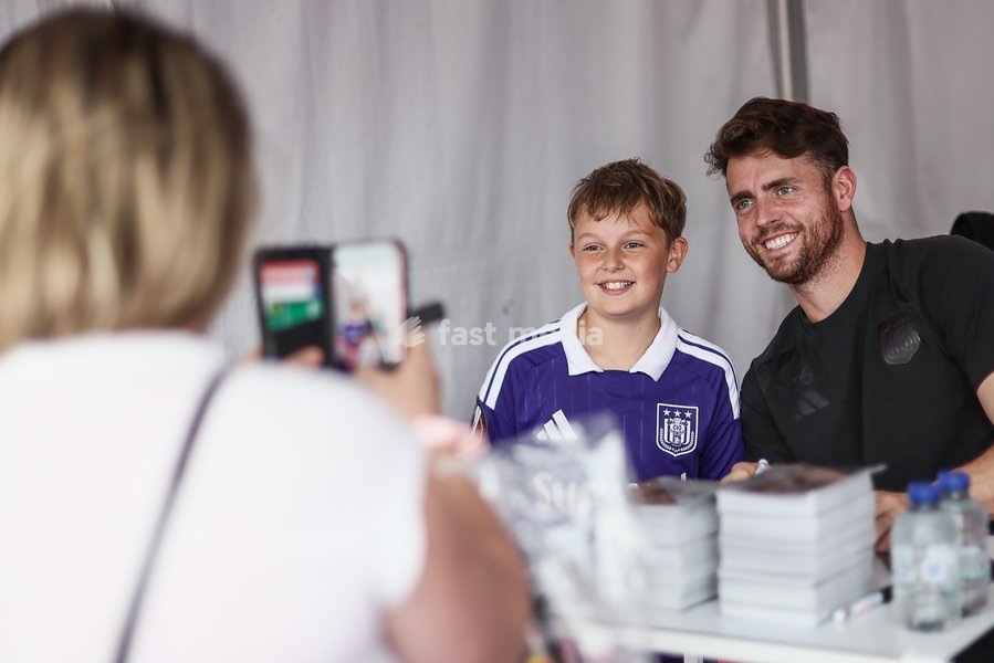 Anderlecht's goalkeeper Colin Coosemans poses for a selfie picture with a fan, at a fanday of Jupiler Pro League' first division club RSC Anderlecht with an open training, a team presentation and a signing session, in Anderlecht, Wednesday 30 September 2026