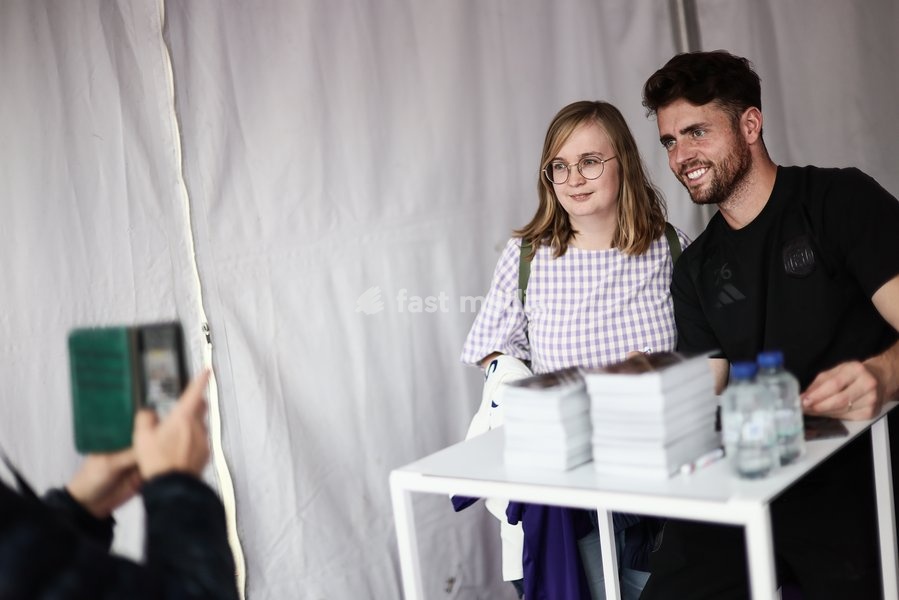 Anderlecht's goalkeeper Colin Coosemans poses for a selfie picture with a fan, at a fanday of Jupiler Pro League' first division club RSC Anderlecht with an open training, a team presentation and a signing session, in Anderlecht, Wednesday 30 September 2026