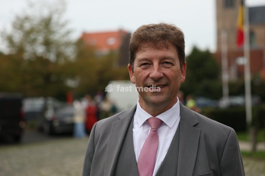 Koen Surdiacourt poses for the photographer before his oath taking ceremony as acting governor of West Flanders, on Wednesday 30 September 2026, in Brugge