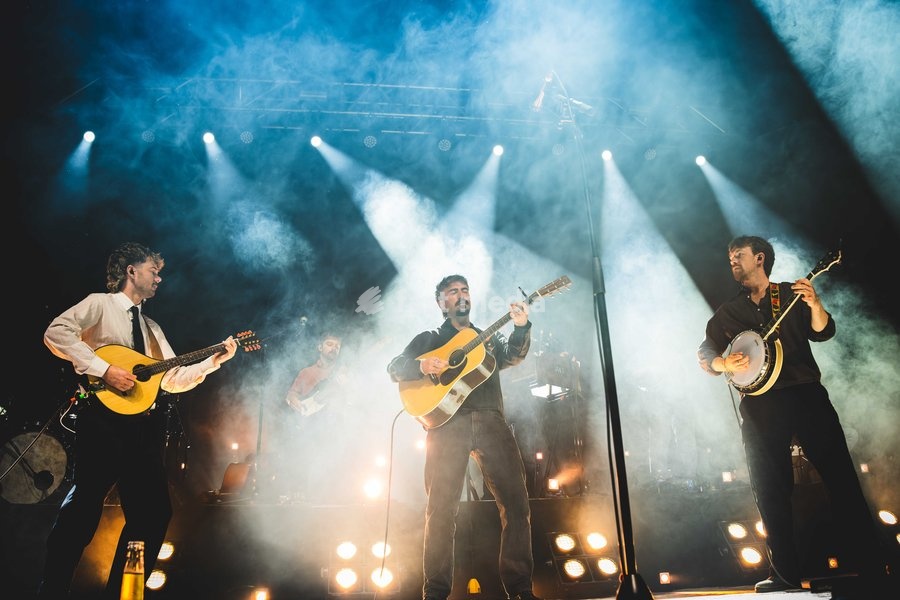 Amble performing live at O2 Academy Glasgow. The contemporary Irish folk trio brought their rich, atmospheric sound to the renowned venue. Known for their intricate musicianship, soaring vocal harmonies, and emotive storytelling, Amble delivered a mesmerizing headline set blending traditional roots…