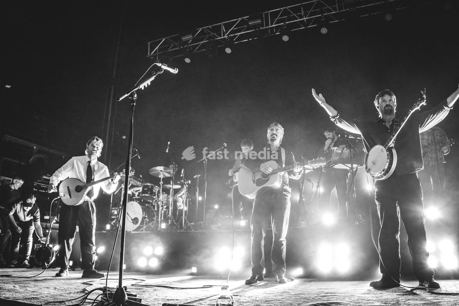Amble performing live at O2 Academy Glasgow. The contemporary Irish folk trio brought their rich, atmospheric sound to the renowned venue. Known for their intricate musicianship, soaring vocal harmonies, and emotive storytelling, Amble delivered a mesmerizing headline set blending traditional roots…