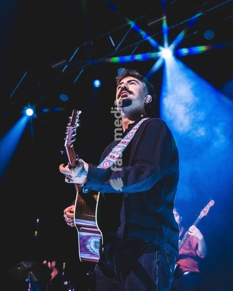 Amble performing live at O2 Academy Glasgow. The contemporary Irish folk trio brought their rich, atmospheric sound to the renowned venue. Known for their intricate musicianship, soaring vocal harmonies, and emotive storytelling, Amble delivered a mesmerizing headline set blending traditional roots…