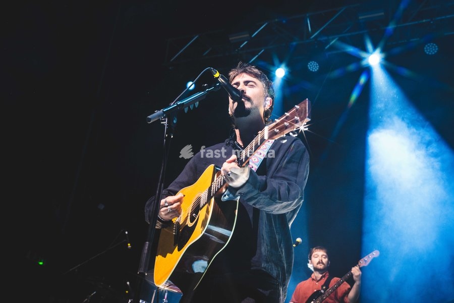 Amble performing live at O2 Academy Glasgow. The contemporary Irish folk trio brought their rich, atmospheric sound to the renowned venue. Known for their intricate musicianship, soaring vocal harmonies, and emotive storytelling, Amble delivered a mesmerizing headline set blending traditional roots…