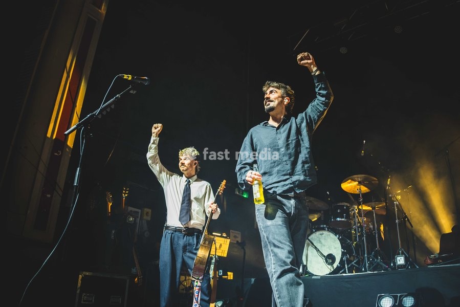 Amble performing live at O2 Academy Glasgow. The contemporary Irish folk trio brought their rich, atmospheric sound to the renowned venue. Known for their intricate musicianship, soaring vocal harmonies, and emotive storytelling, Amble delivered a mesmerizing headline set blending traditional roots…