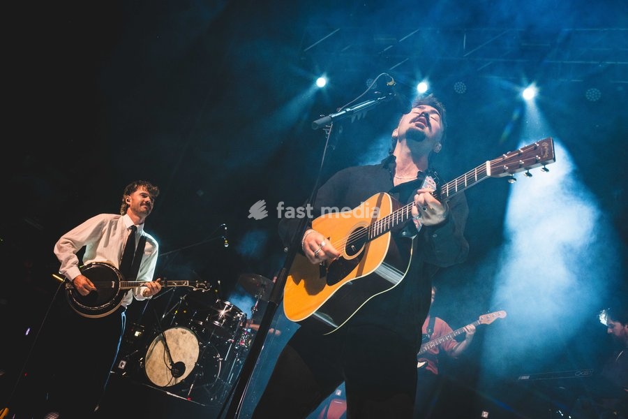 Amble performing live at O2 Academy Glasgow. The contemporary Irish folk trio brought their rich, atmospheric sound to the renowned venue. Known for their intricate musicianship, soaring vocal harmonies, and emotive storytelling, Amble delivered a mesmerizing headline set blending traditional roots…