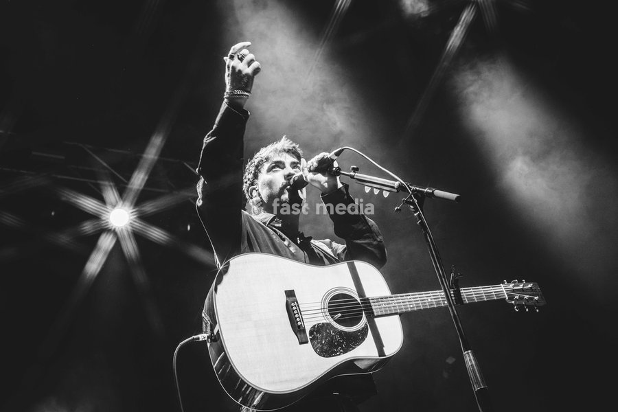 Amble performing live at O2 Academy Glasgow. The contemporary Irish folk trio brought their rich, atmospheric sound to the renowned venue. Known for their intricate musicianship, soaring vocal harmonies, and emotive storytelling, Amble delivered a mesmerizing headline set blending traditional roots…