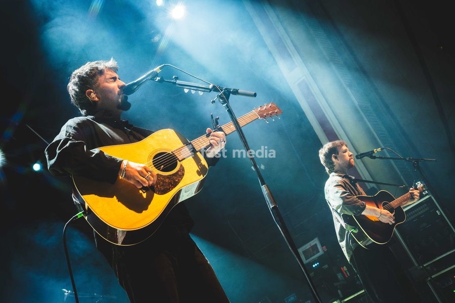 Amble performing live at O2 Academy Glasgow. The contemporary Irish folk trio brought their rich, atmospheric sound to the renowned venue. Known for their intricate musicianship, soaring vocal harmonies, and emotive storytelling, Amble delivered a mesmerizing headline set blending traditional roots…