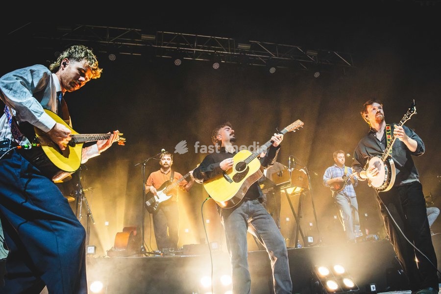 Amble performing live at O2 Academy Glasgow. The contemporary Irish folk trio brought their rich, atmospheric sound to the renowned venue. Known for their intricate musicianship, soaring vocal harmonies, and emotive storytelling, Amble delivered a mesmerizing headline set blending traditional roots…