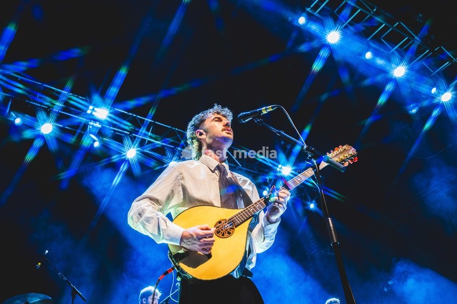 Amble performing live at O2 Academy Glasgow. The contemporary Irish folk trio brought their rich, atmospheric sound to the renowned venue. Known for their intricate musicianship, soaring vocal harmonies, and emotive storytelling, Amble delivered a mesmerizing headline set blending traditional roots…