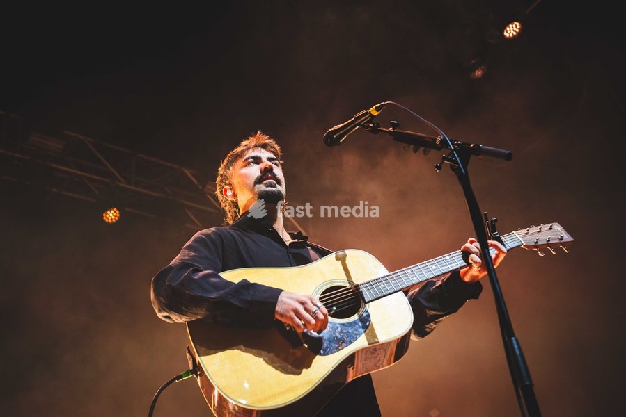 Amble performing live at O2 Academy Glasgow. The contemporary Irish folk trio brought their rich, atmospheric sound to the renowned venue. Known for their intricate musicianship, soaring vocal harmonies, and emotive storytelling, Amble delivered a mesmerizing headline set blending traditional roots…