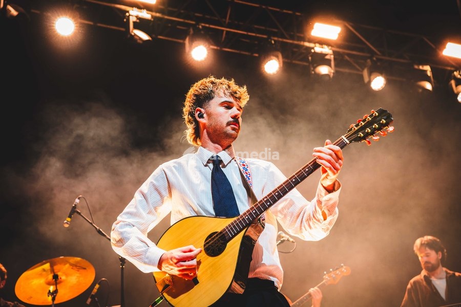 Amble performing live at O2 Academy Glasgow. The contemporary Irish folk trio brought their rich, atmospheric sound to the renowned venue. Known for their intricate musicianship, soaring vocal harmonies, and emotive storytelling, Amble delivered a mesmerizing headline set blending traditional roots…