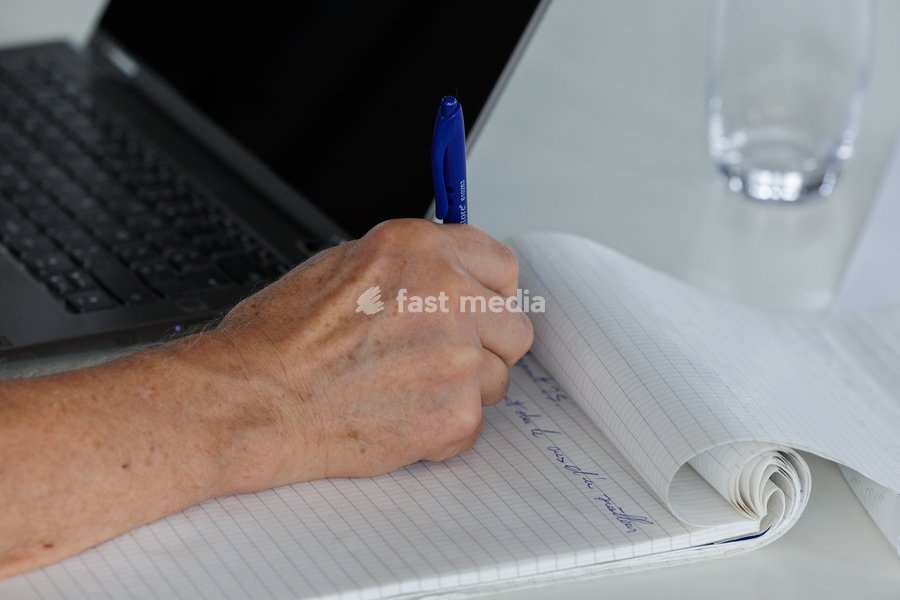 Journalists writing in a note book during a press conference to illustrate the press at work in Belgium, Thursday 1 October 2026