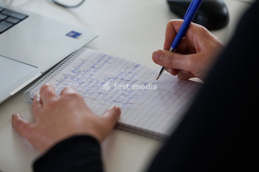 Journalists writing in a note book during a press conference to illustrate the press at work in Belgium, Thursday 1 October 2026